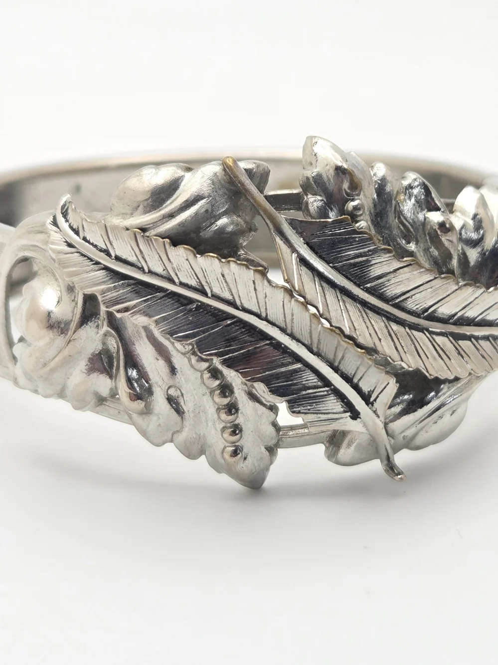 Vintage Silver Tone MCM Leaf & Feather Hinged Bangle Bracelet - Textured